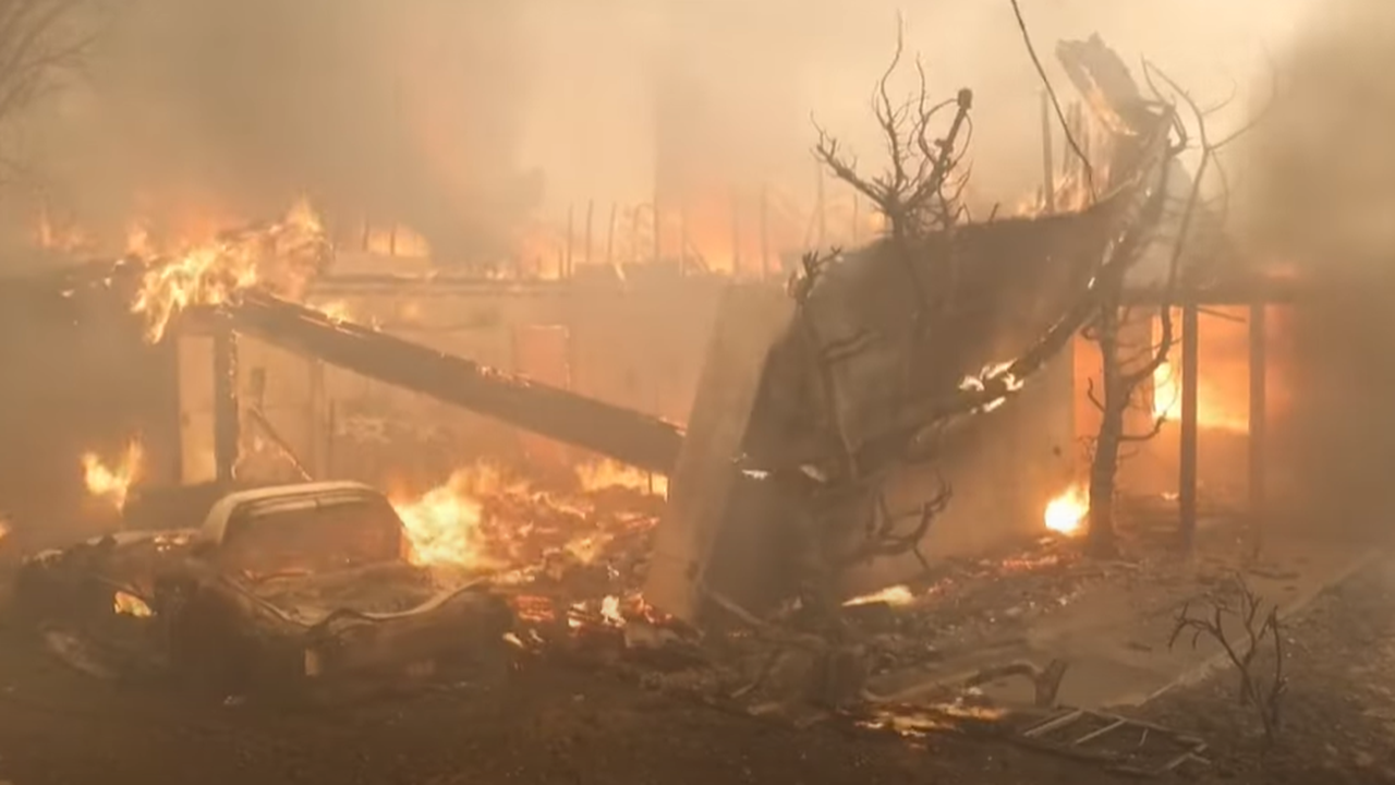 Tempestade de vento turbinam incêndio florestal em Los Angeles e força fuga de moradores a pé