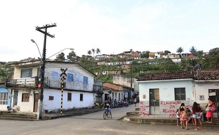 Moradores dos Flexais fazem protesto em frente a canteiros de obra da Braskem pedindo realocação imediata