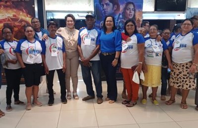 Idosos de Lagoa da Canoa vivem tarde especial com direito a passeio no shopping e sessão de cinema
