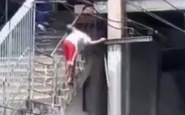 Vídeo viraliza ao mostrar homem com perna amputada pulando escadaria para acessar estação de trem em Bangu