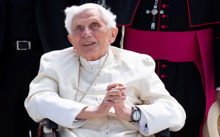 Papa Bento XVI está consciente e estável, mas quadro segue grave, diz Vaticano
