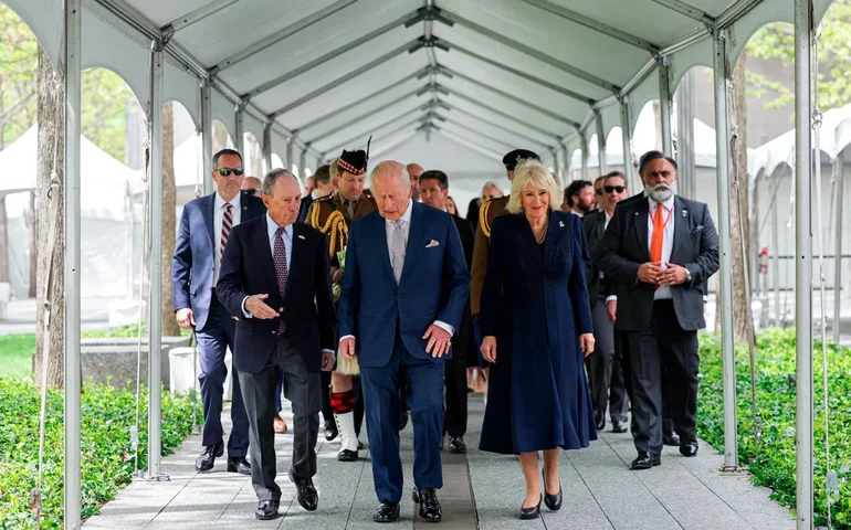 Rei Charles III e a Rainha Camilla iniciam sua viagem a Nova York homenageando as vítimas no Memorial do 11 de Setembro.