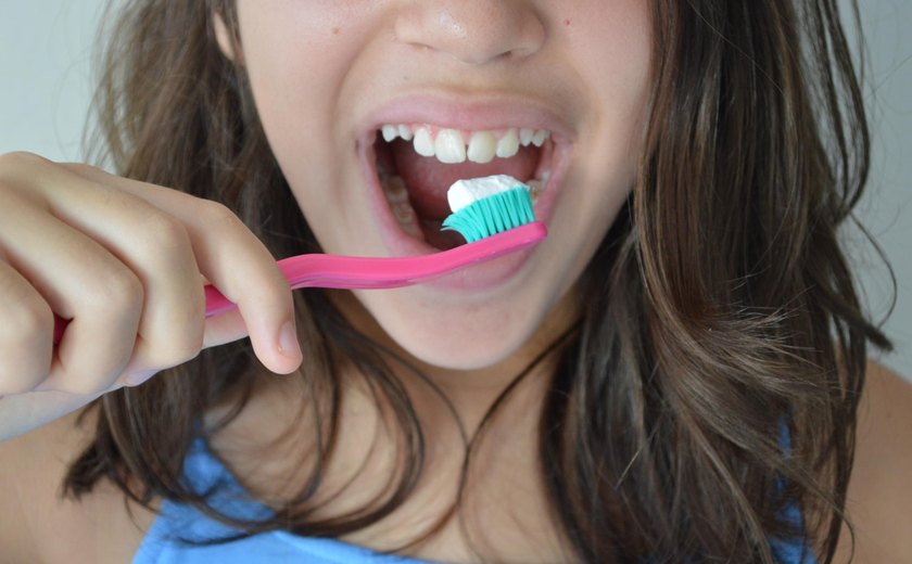 Saúde bucal impacta na prevenção de várias doenças graves, orienta cirurgiã-dentista da Sesau
