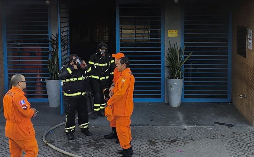 Ar-condicionado pega fogo e causa incêndio em escola no município de Penedo