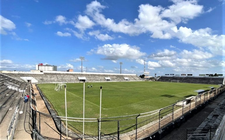 Prefeito Luciano Barbosa autoriza modernização da iluminação do Municipal de Arapiraca