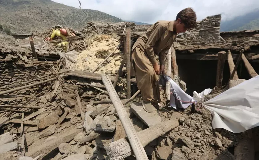 Número de mortos em terremoto no Afeganistão passa de 1,4 mil