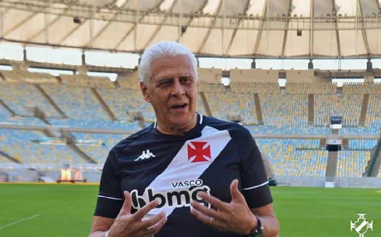 Roberto Dinamite começa a ser velado no gramado do estádio São Januário