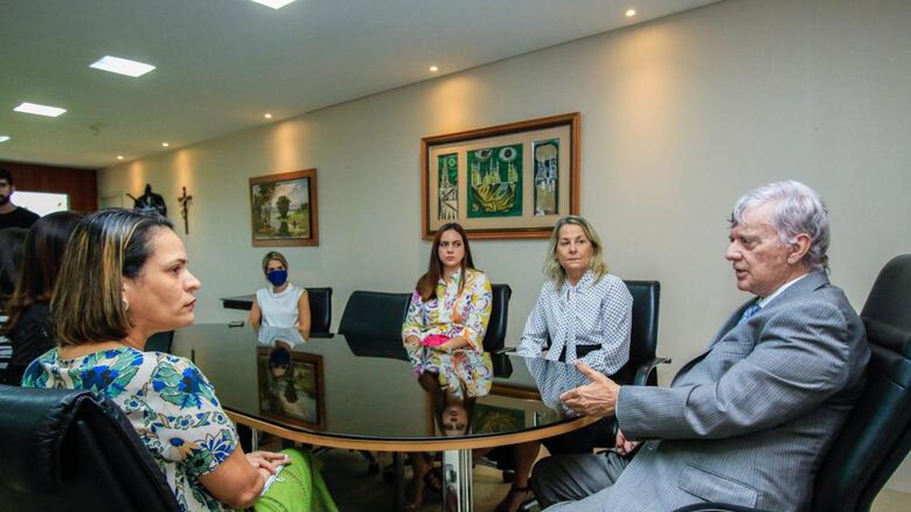 Governador recebe reivindicações para aperfeiçoar plantão noturno da Casa da Mulher Alagoana