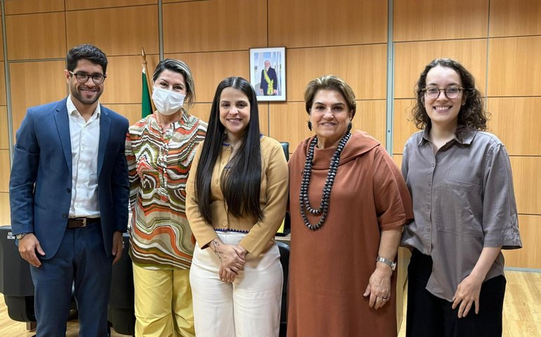 Em Brasília, secretária Marília Albuquerque apresenta ações da Semu à ministra das Mulheres
