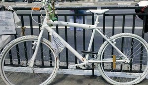 A “ghost bike” lembra Juliana Dias, que morreu em 2012 atropelada por um ônibus/ Foto: Reprodução