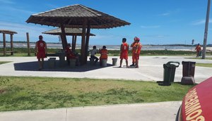 Barco vira na praia Formosa / Foto: Internauta