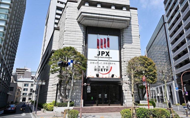 Bolsa de Tóquio fecha sob forte queda de 4,2%