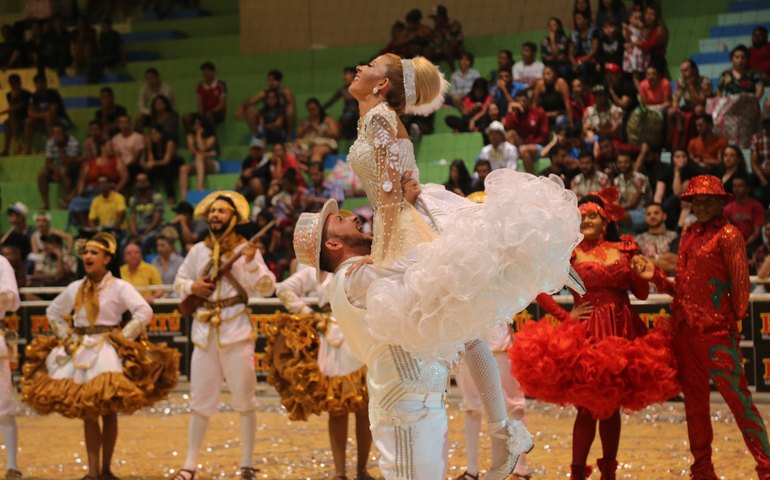 Juninas encantam o público e levam emoção com histórias de fé e devoção