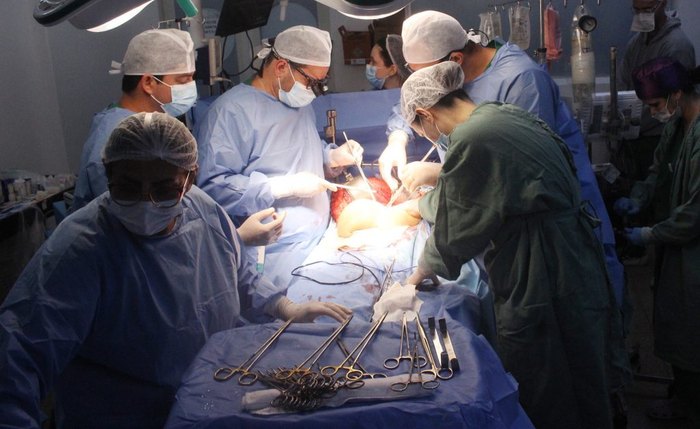 Equipe médica durante o 27º transplante de fígado na Santa Casa de Misericórdia de Maceió