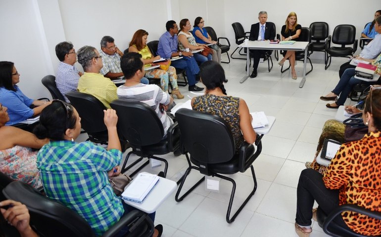 MPE recomendará fim de cobrança de taxas em cursos da Uncisal; Promotora recebe sindicato de professores