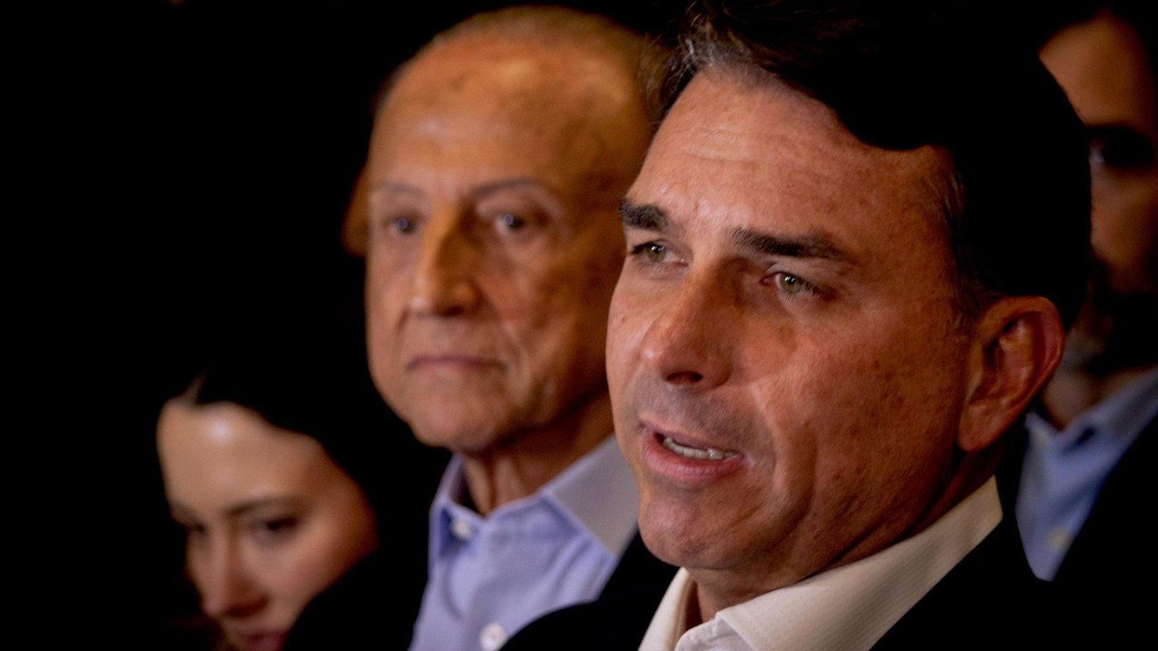 Flávio Bolsonaro pede apoio da indústria na Fiesp e promete cortar 10 ministérios