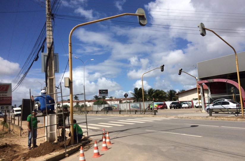 SMTT conserta semáforos na AL-220 e no Centro de Arapiraca