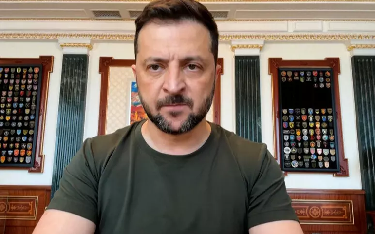 Zelensky acusa Rússia de matar 'até no dia da cúpula' no Alasca