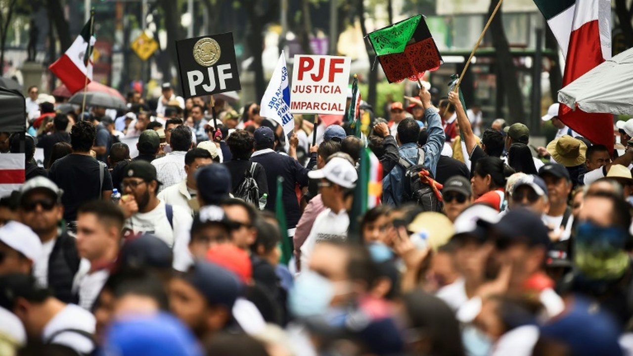 Manifestantes invadem Senado mexicano e interrompem debate sobre reforma judicial