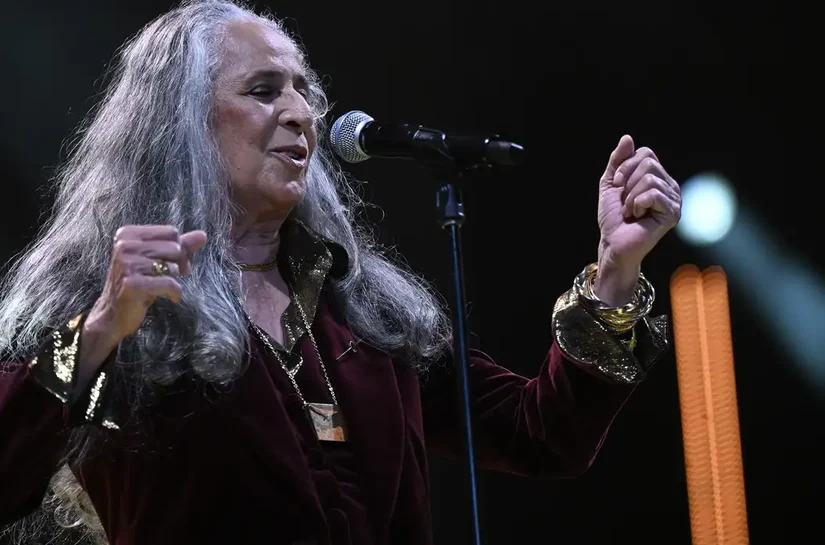 Maria Bethânia chega aos 80 anos como referência da música brasileira