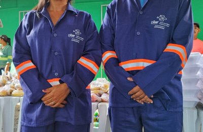 Prefeito Renato Filho entrega novo fardamento para garis e margaridas