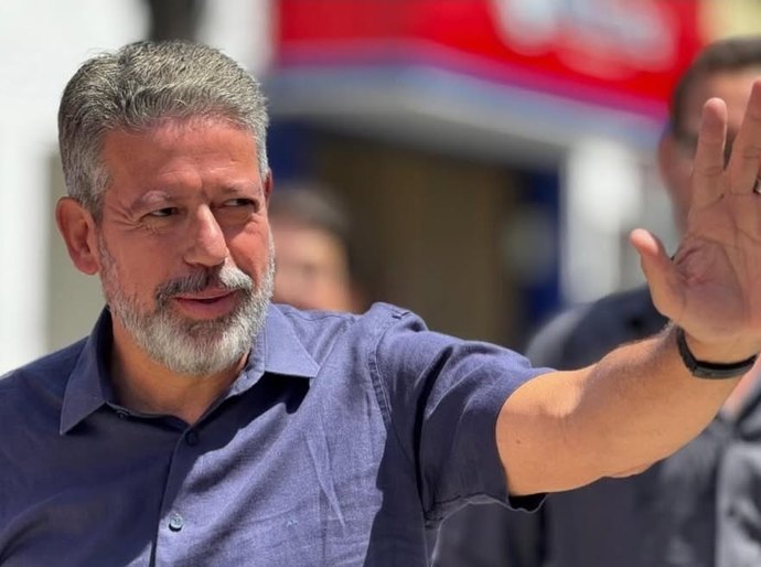 Retroescavadeiras e tratores: Arthur Lira lidera entrega de maquinário em 2025 fortalecendo prefeituras e trabalhadores rurais de Alagoas