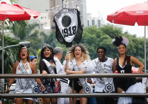 Cordão da Bola Preta celebra 106 anos reunindo milhões de foliões
