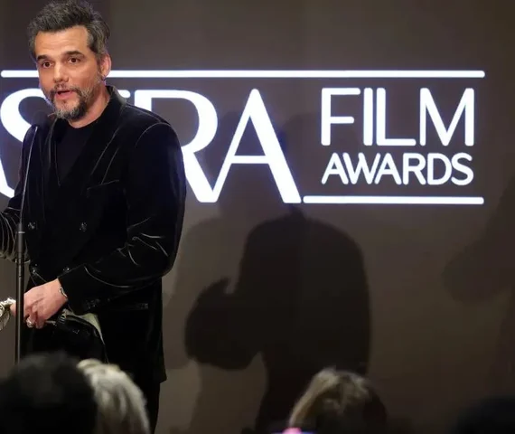 Wagner Moura emociona em homenagem nos EUA e destaca memória, valores e o papel do cinema brasileiro