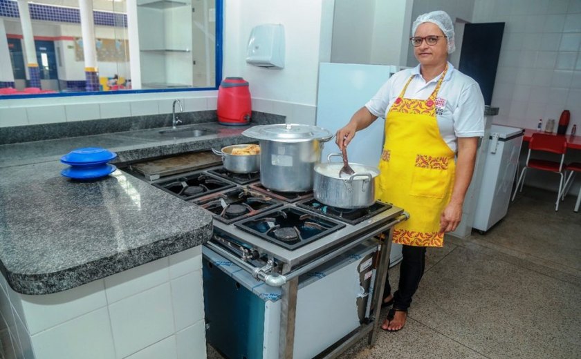 Governo Ronaldo Lopes moderniza cozinha de escolas e creches da Semed