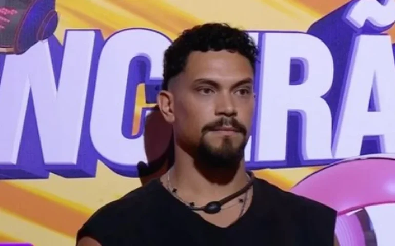 'BBB 25': Vinícius cumpre desafio do Barrado no Baile em 2 horas, chora e dedica prova a Aline