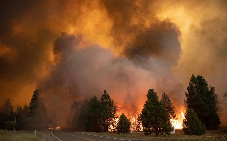 Moradores fogem de cidade histórica ameaçada por incêndios florestais na Grécia