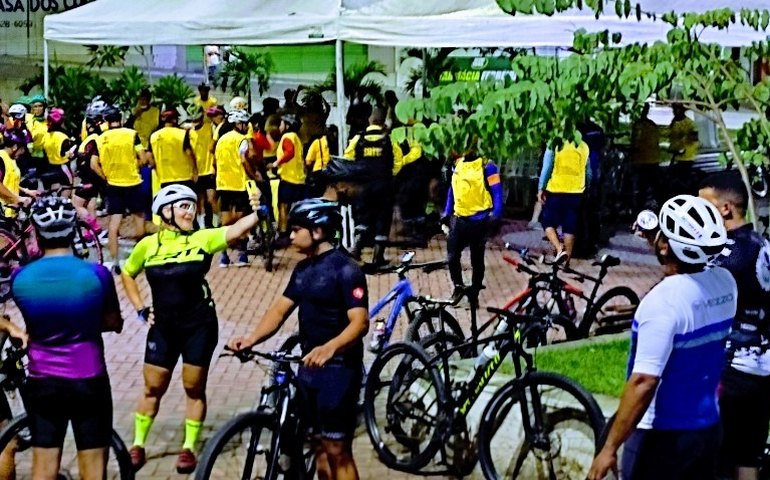 Ciclistas se unem em alusão ao Maio Amarelo e percorreram as ruas da cidade