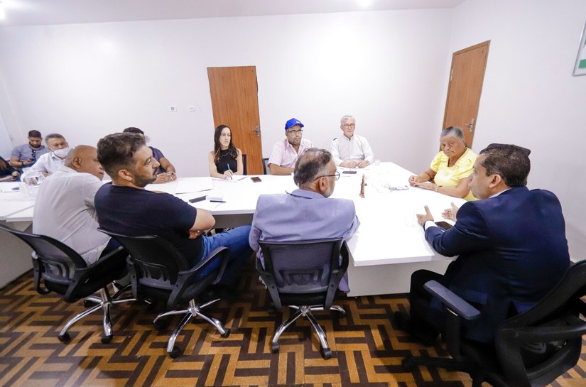 Prefeita Tia Júlia se reúne com equipe de governo para definir estratégias de desenvolvimento econômico