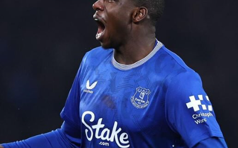 Liverpool e Everton fazem comunicado conjunto para condenar atos racistas contra Doucuré