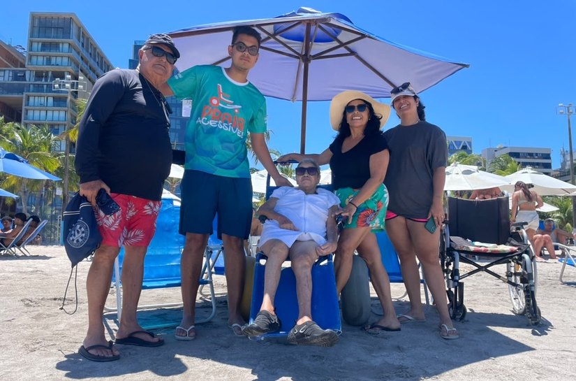 Após quatro anos, idosa volta a tomar banho de mar com apoio do Praia Acessível em Maceió