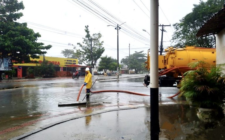 Equipes de limpeza e drenagem estão em pontos de alagamentos em Maceió