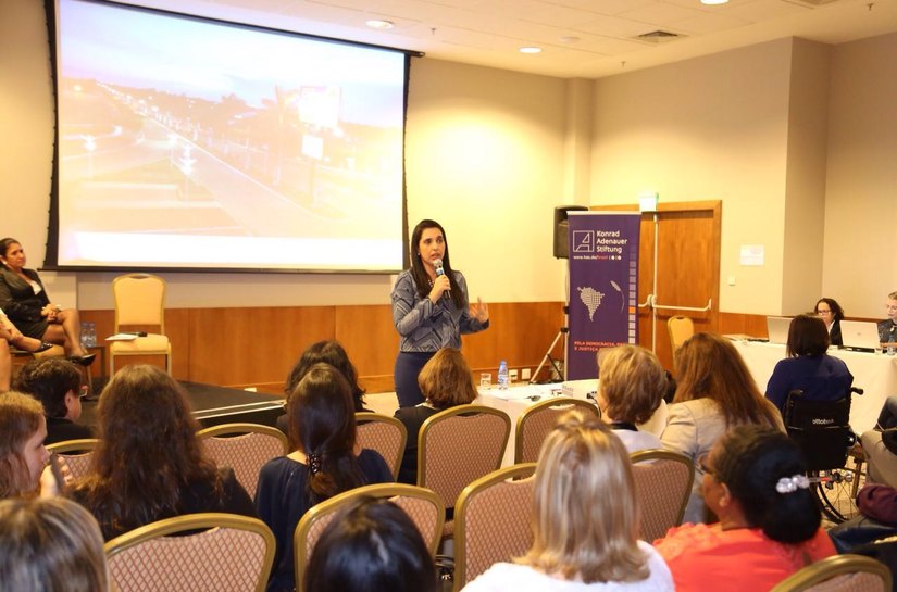 Pauline Pereira faz palestra sobre políticas públicas sociais em seminário no DF