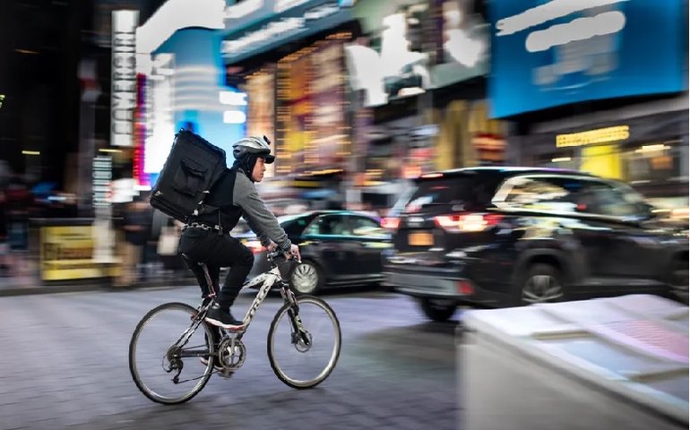 Nova aposta de empresas, ‘delivery para notívago’ vai de chinelos a joias