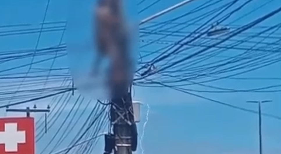 Homem escala poste para fazer ligação clandestina de energia na Grande Aracaju