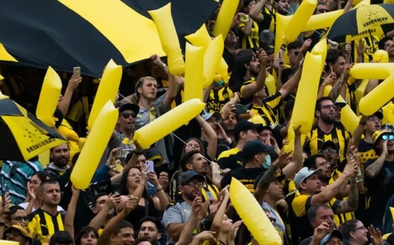 Torcida do Peñarol quebra cadeiras do Engenhão após goleada do Botafogo