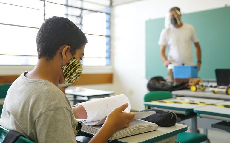 Secretário de SP quer exigir volta de alunos e professores