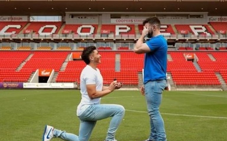 Jogador de futebol pede seu parceiro em casamento no campo do time Adelaide United, na Austrália