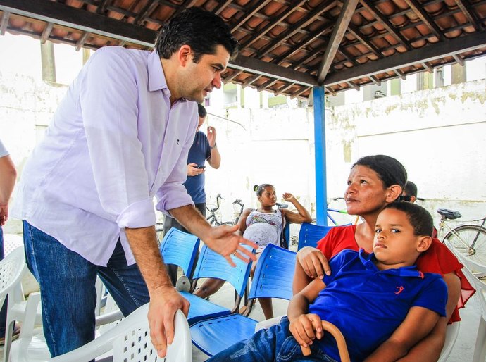 Prefeito Rui Palmeira acompanha assistência às vítimas das chuvas no Casa