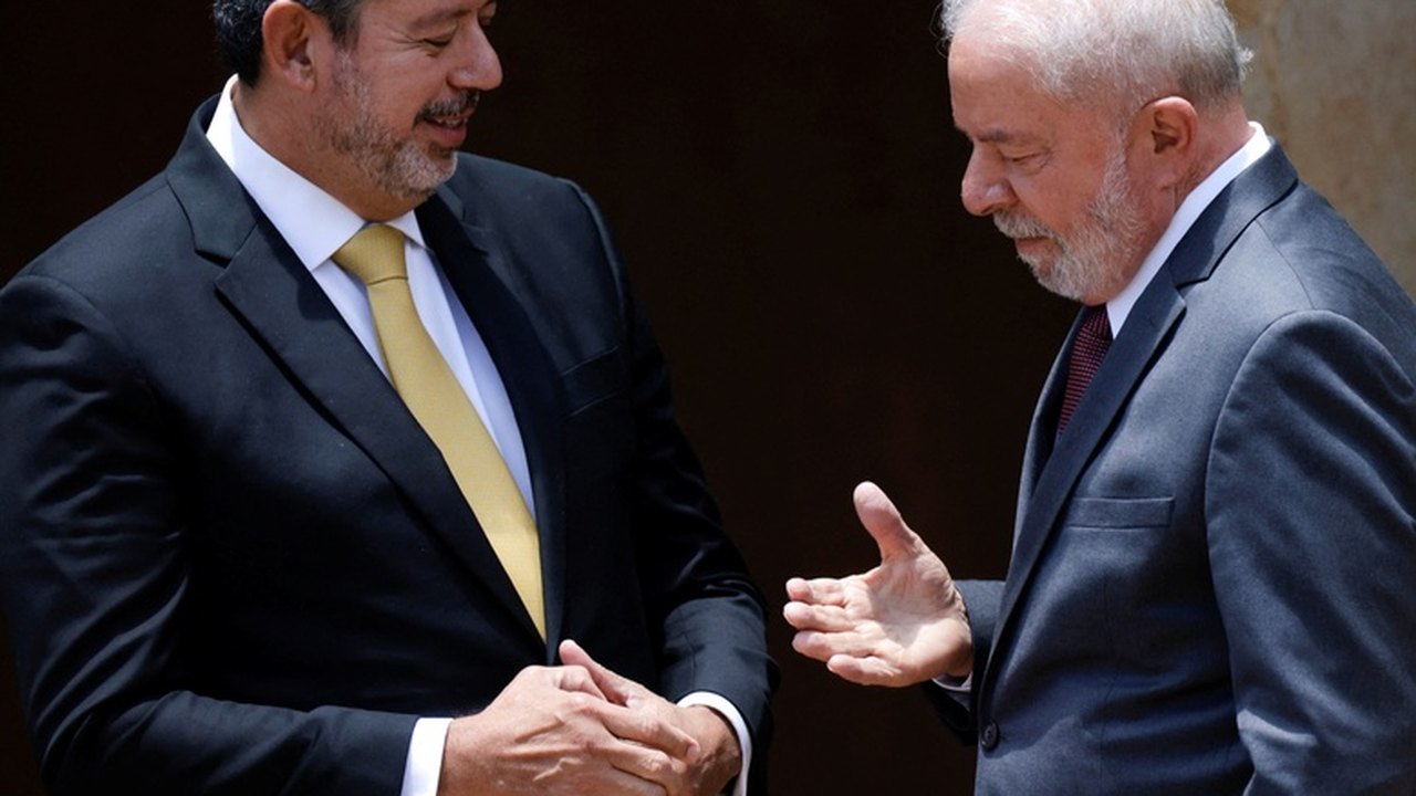 Arthur Lira chega a hotel para reunião com Lula em meio a negociações