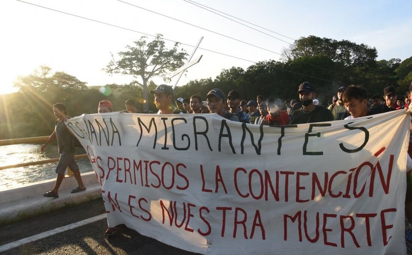 Migrantes costuram lábios no México por salvo-conduto para os Estados Unidos