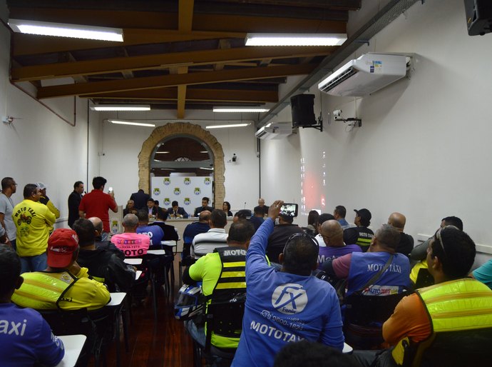 Mototaxistas, técnicos e vereadores debatem regulamentação da atividade em Maceió