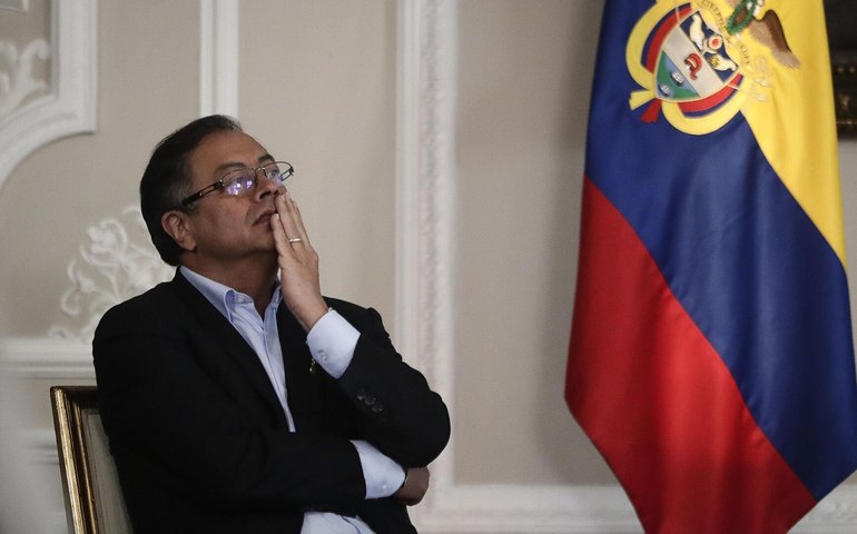 Petro pede que migrantes colombianos irregulares nos EUA retornem ao país 'imediatamente'