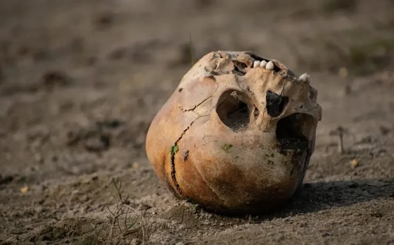 Suspeito é preso em Uganda após a descoberta de 17 crânios humanos