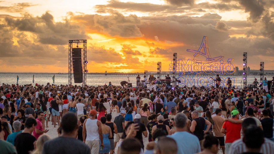 Abertura do verão 2025 é marcada por música e alegria na Praia de Jaraguá