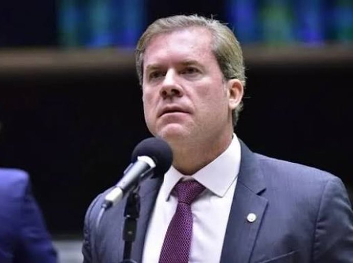 Marx Beltrão cobra reação do governo e denuncia fila interminável do INSS: “Falta respeito a quem trabalhou a vida inteira”